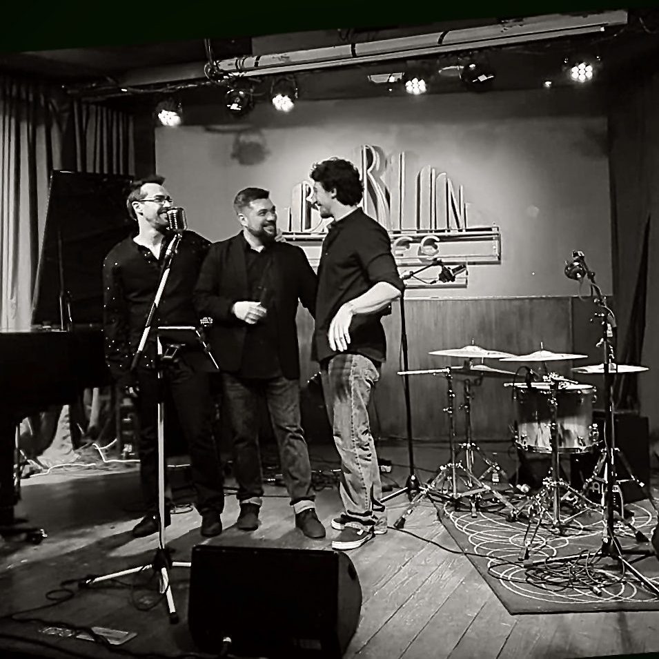 Rock Rialto en el Café Berlín. Violin, piano y batería en conciertos y eventos.