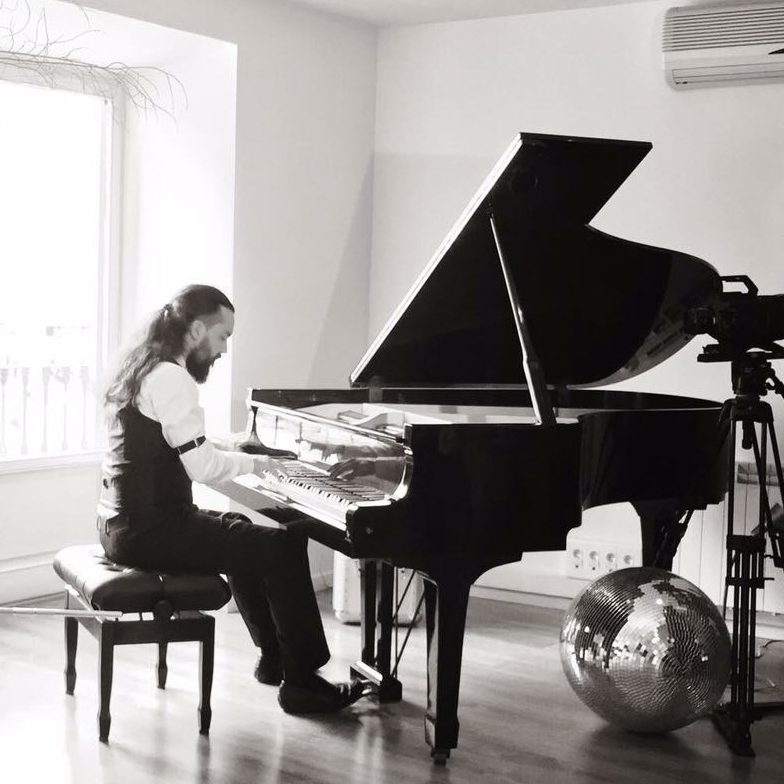 Make tocando el piano en la Escuela y Estudio de tatuaje Valentín Franco