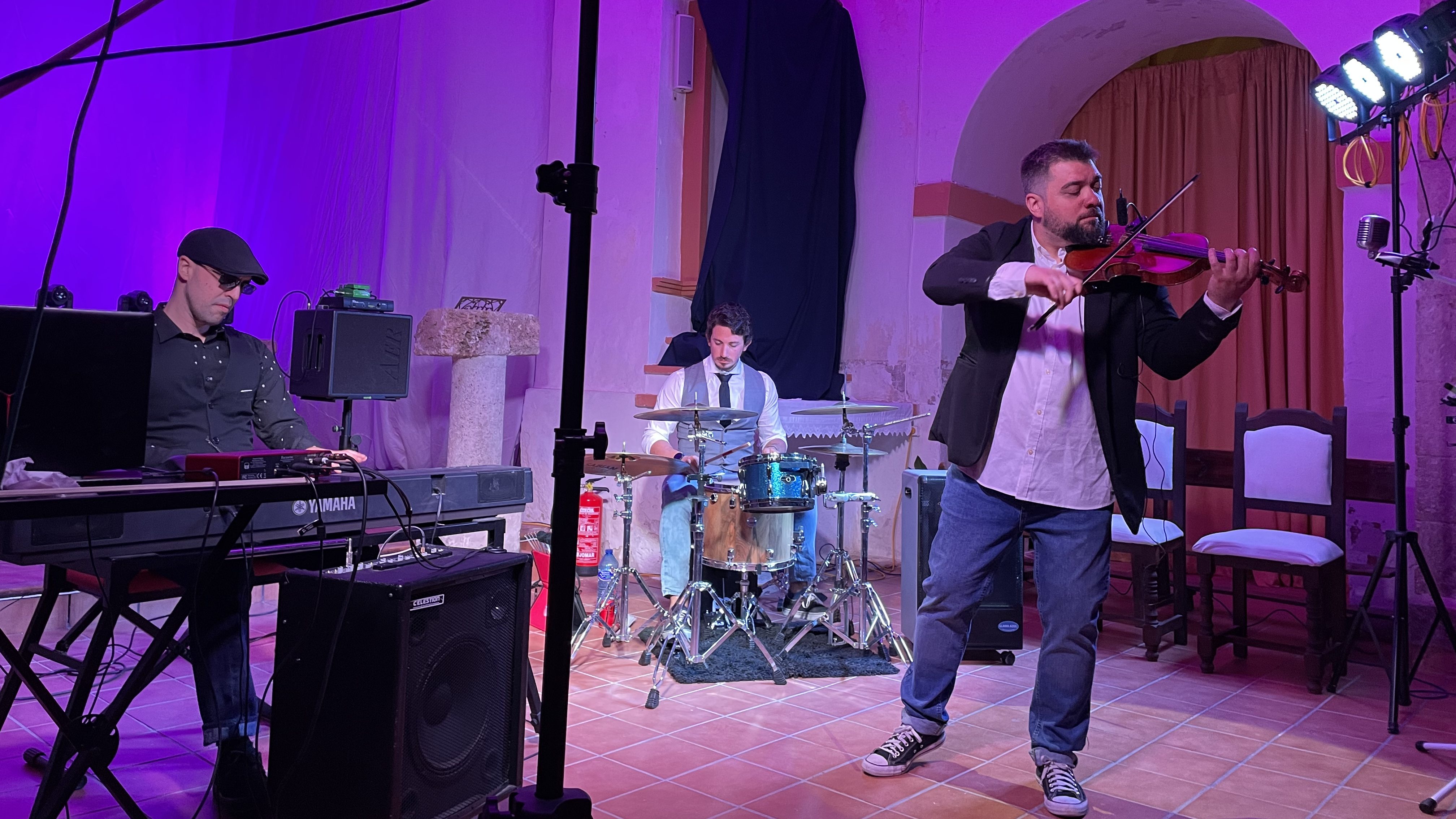 Rock Rialto en Concierto Cultural para el Ayuntamiento de Bustares. Violin, piano y batería en conciertos y eventos culturales.