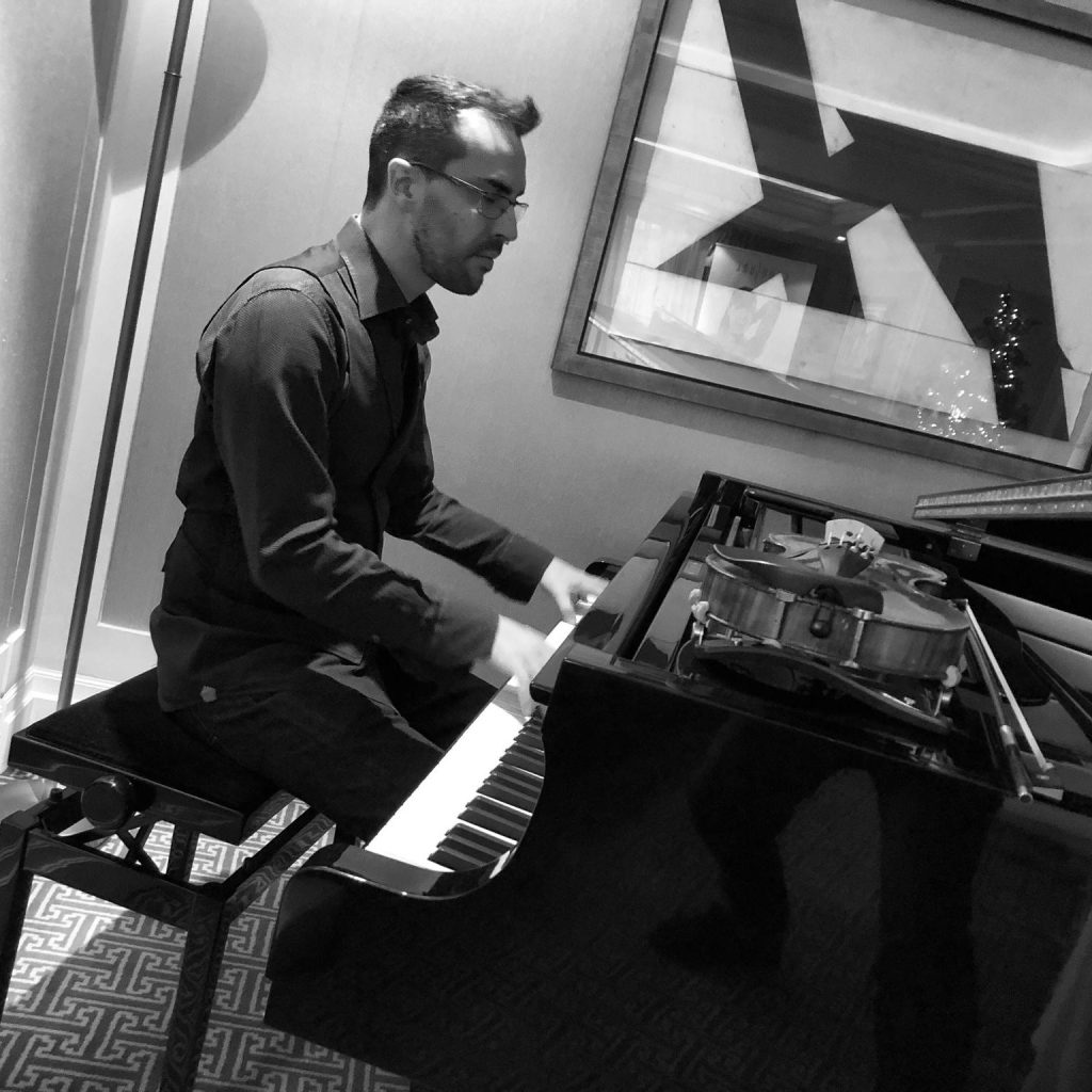 Rock Rialto para la suite exclusiva del Hotel Villamagna. Violin, piano y batería en conciertos y eventos culturales.