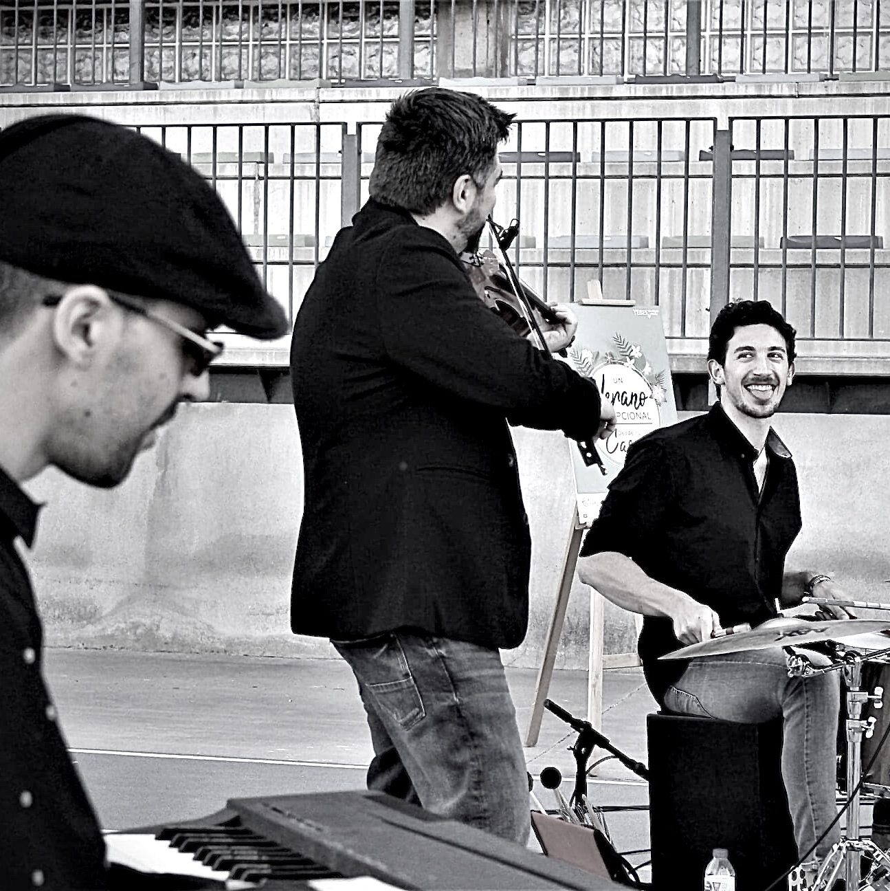 Rock Rialto para el Ayuntamiento de Valdeluz y su festival de verano. Violin, piano y batería en conciertos y eventos culturales.